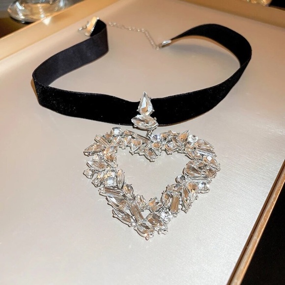 🌟 Sparkle Crystals Large Crystal Pendant Heart Necklace Black Velvet Choker - Picture 4 of 5